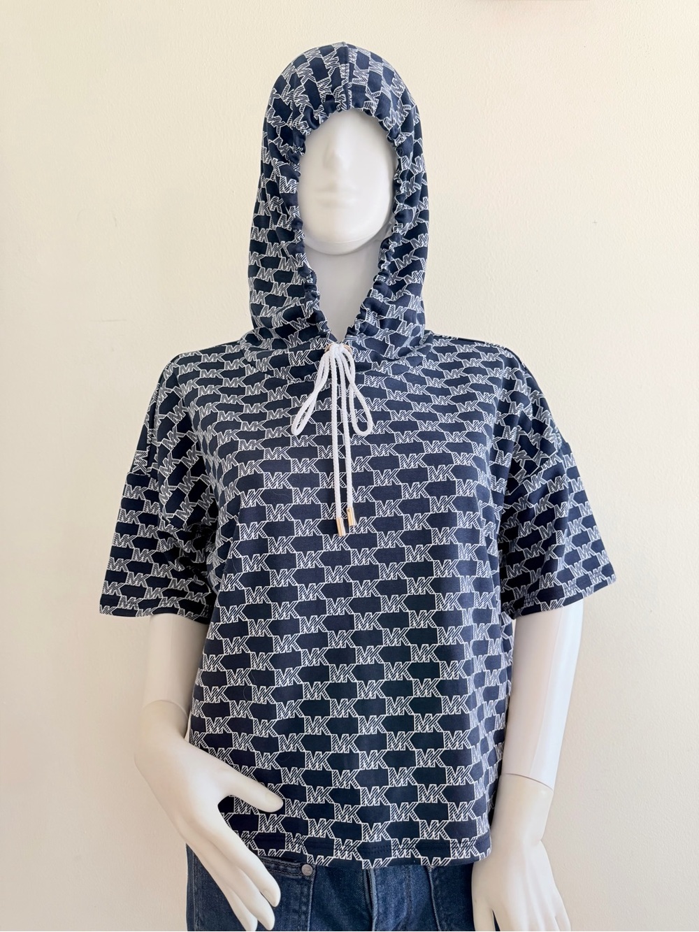 Michael kors: Printed with the brand's logo in white on a background